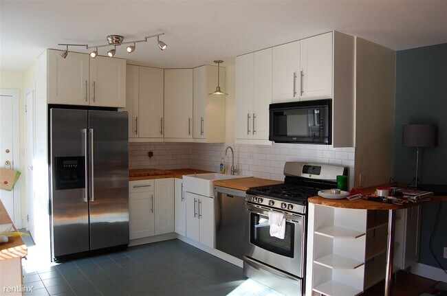 Building Photo - 3 br, 1 bath House - 2412 N Circle Dr