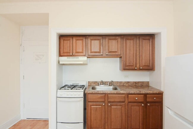 Building Photo - 3335 W Diversey Ave