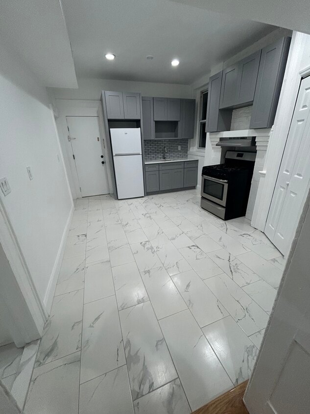 Big Eat- In Kitchen - 8 Elm St