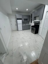 Building Photo - 8 Elm St