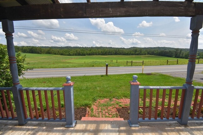Building Photo - Large Home on Jacksonville Rd with Laundry!