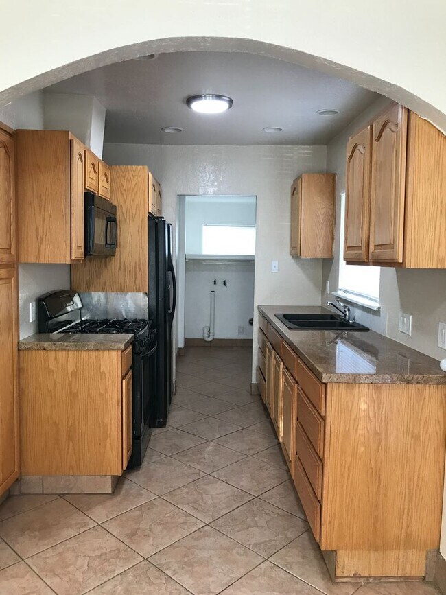 Foto del edificio - Nice 2 Bed 1 Bath House in Oakland - COMIN...