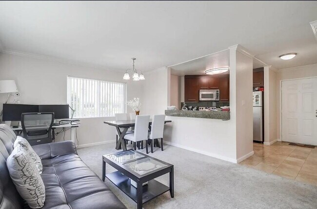 Foto del edificio - "Luxurious 1-Bed Waterfront Retreat with Elegant Hardwood & Marble Finishes in San Diego!"