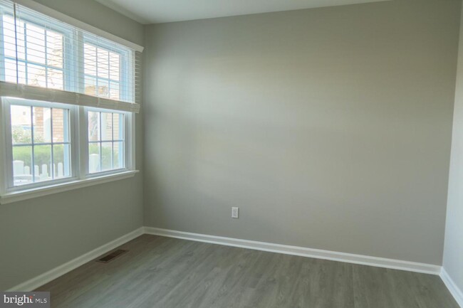 Building Photo - 921 Samantha Cir