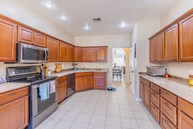 Foto del edificio - Spacious 4 bedroom 2 bath House