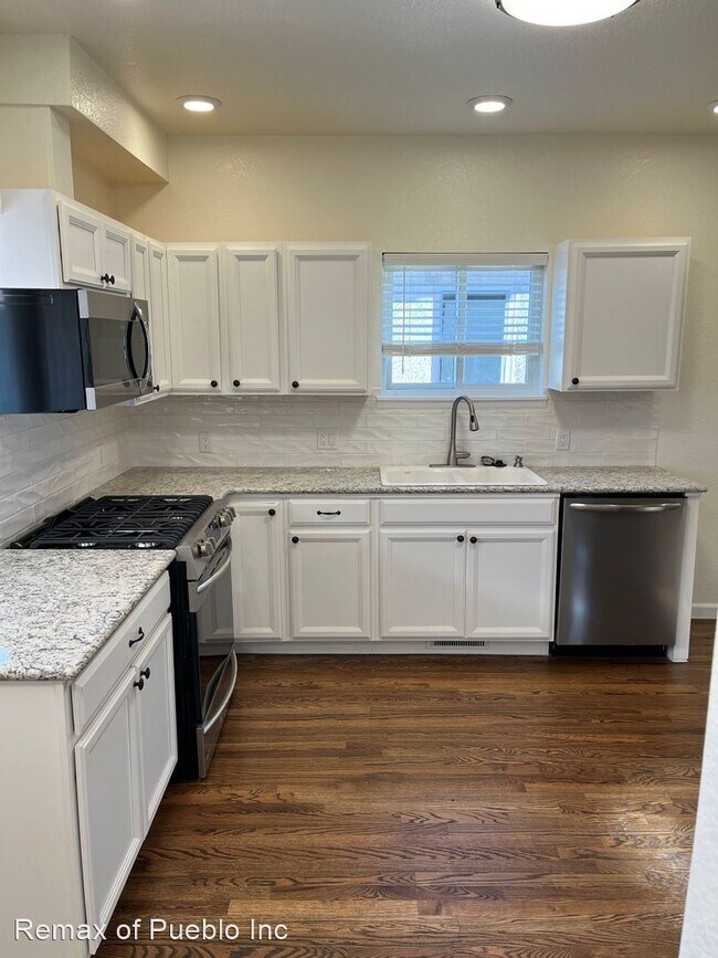 Building Photo - 5 br, 3 bath House - 2611 Pine Street