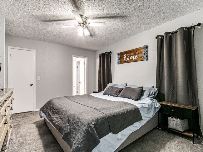 Foto del edificio - NEW LISTING!