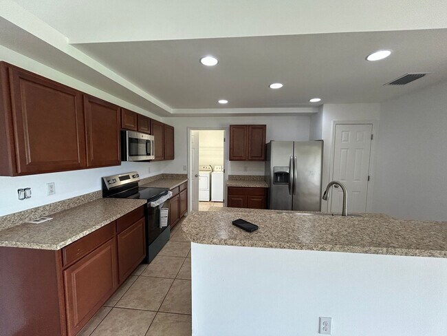 Building Photo - 4 bedroom 2 bathroom Single family home
