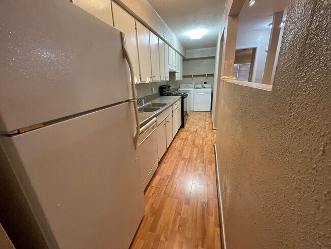 Foto del edificio - APRIL MOVE IN Spacious 2 Bedroom 2 Bathroom Apartment on Bus Route!