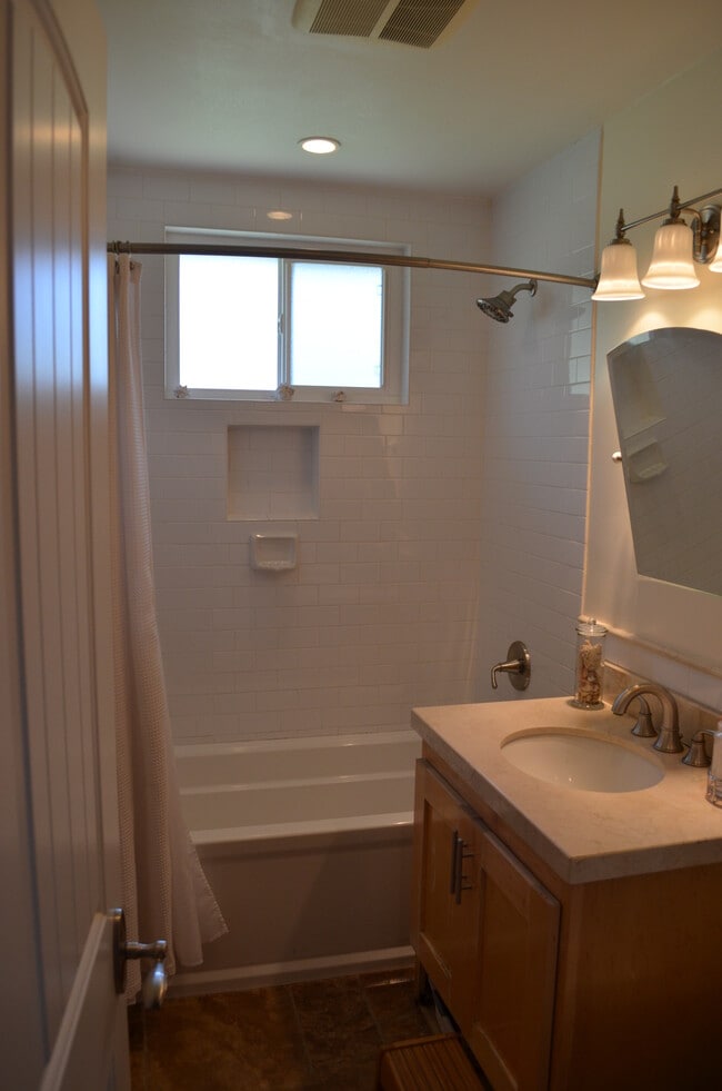 Guest Bathroom - 725 1/2 W Pine Ave