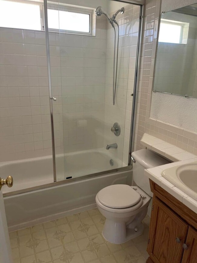 Building Photo - For RENT: Clean and cozy house in midtown