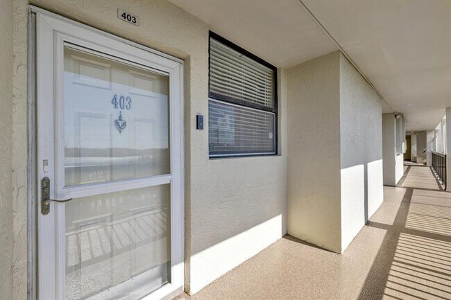 Building Photo - 115 Lake Emerald Dr