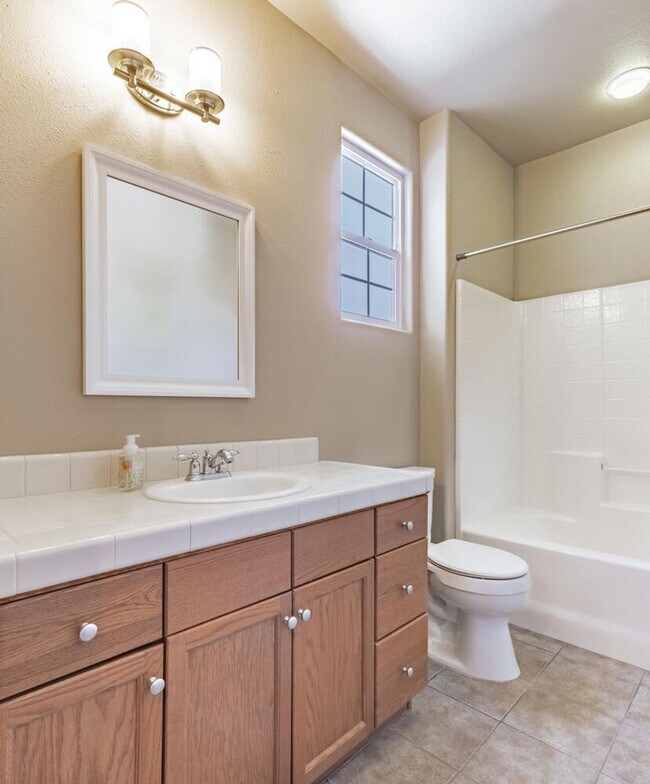 Building Photo - Updated European Grove Home in NW Fresno