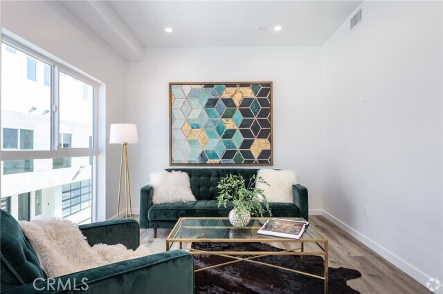 Foto del edificio - 5655 Hazeltine Ave