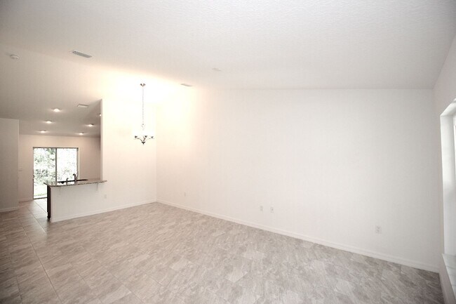 Building Photo - Spacious 4 Bed 2 Bath 2 Car Townhome Built in 2022 in Palm Coast!