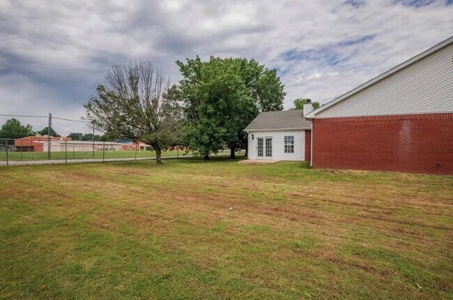 Foto del edificio - 1470 Forest St