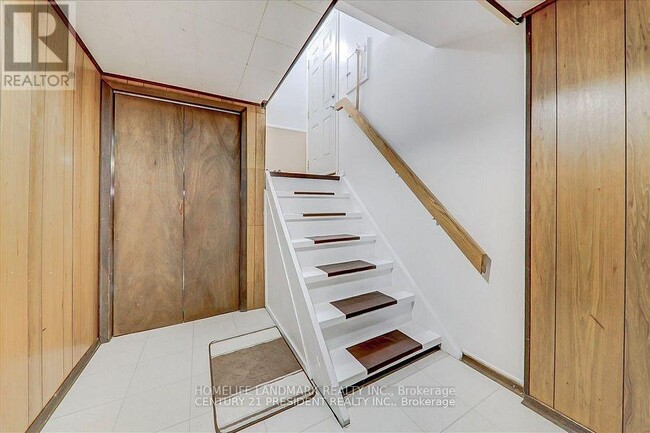 Building Photo - 115 Marbury Crescent