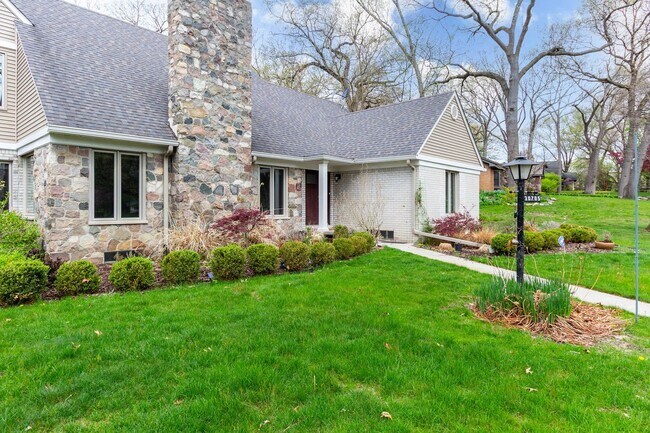 Foto del edificio - 30705 Woodside Dr