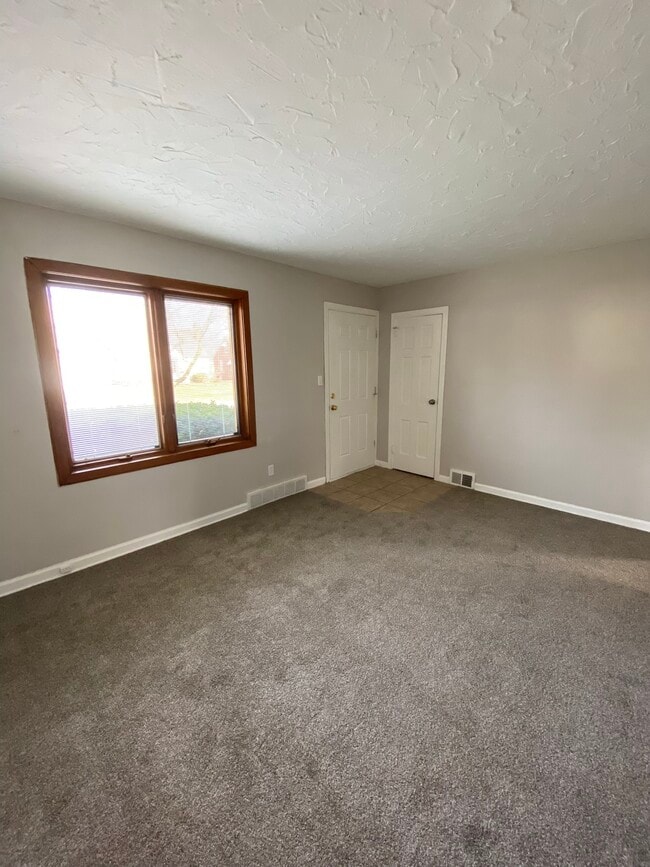Building Photo - 25700 Farringdon Ave