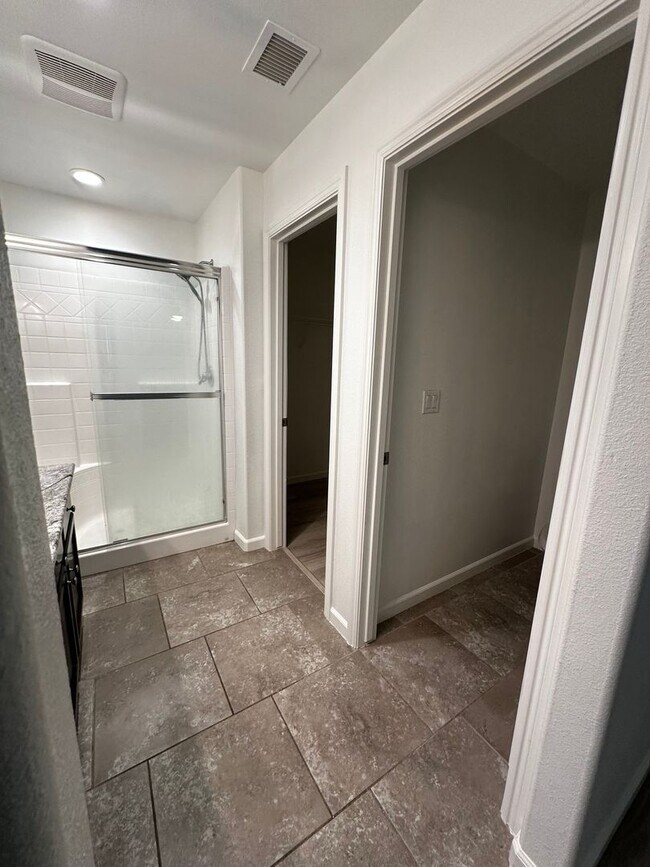 Building Photo - 3 Bedroom Single Family Home in Clovis