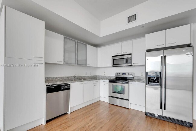 Building Photo - 1350 NW 8th Ct