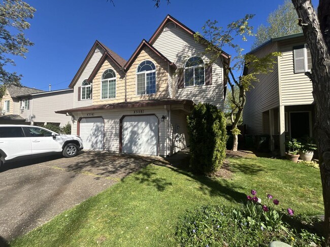 Foto del edificio - Spacious 3 Bedroom Home with Open Layout, Vaulted Bedrooms & Trail Access