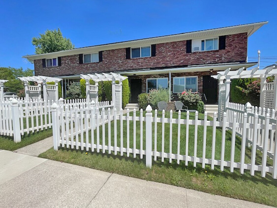 Primary Photo - Remolded Mid-Town / South-West location wi...