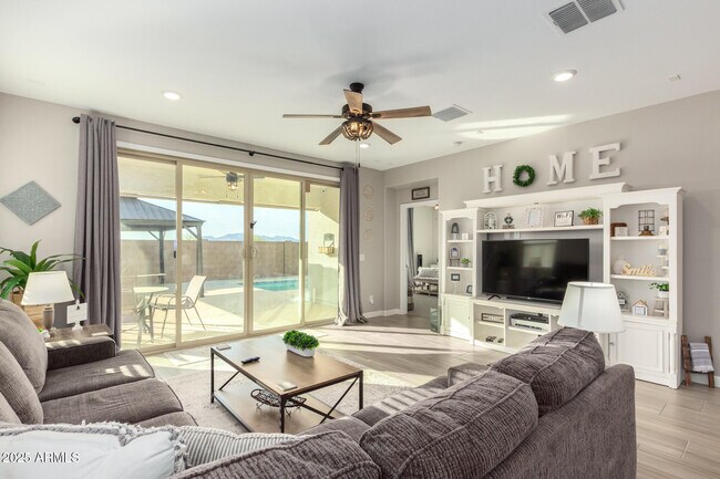 Foto del edificio - 332 S 202nd Ln
