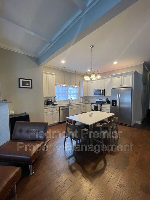Building Photo - 134 N Sunset Dr