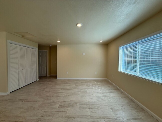 Building Photo - M12150