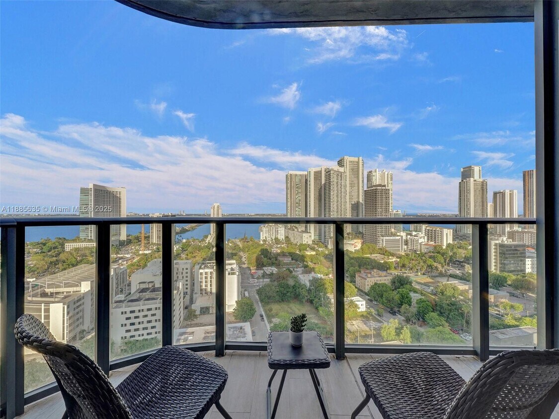 Foto principal - 121 NE 34th St