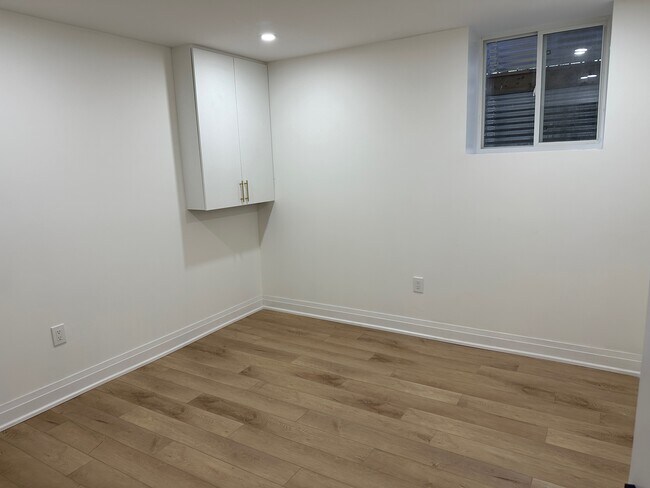 Photo du bâtiment - Spacious 3-Bedroom Legal Apartment for Ren...