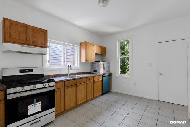 Foto del edificio - Spacious 4BR Apartment in Newark