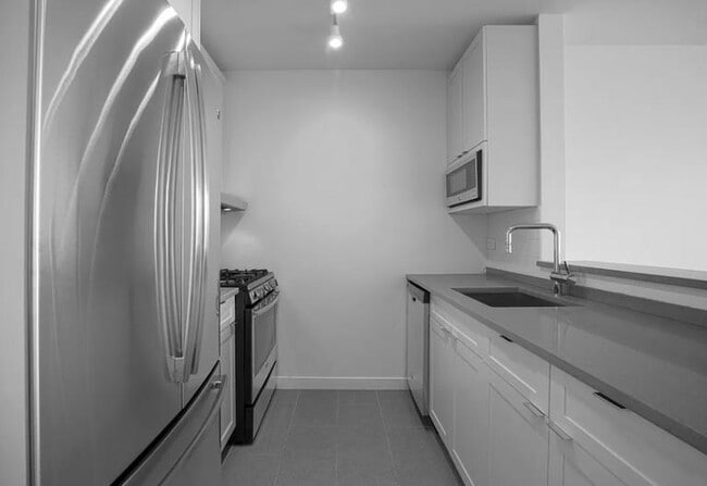 Building Photo - 420 W 42nd St