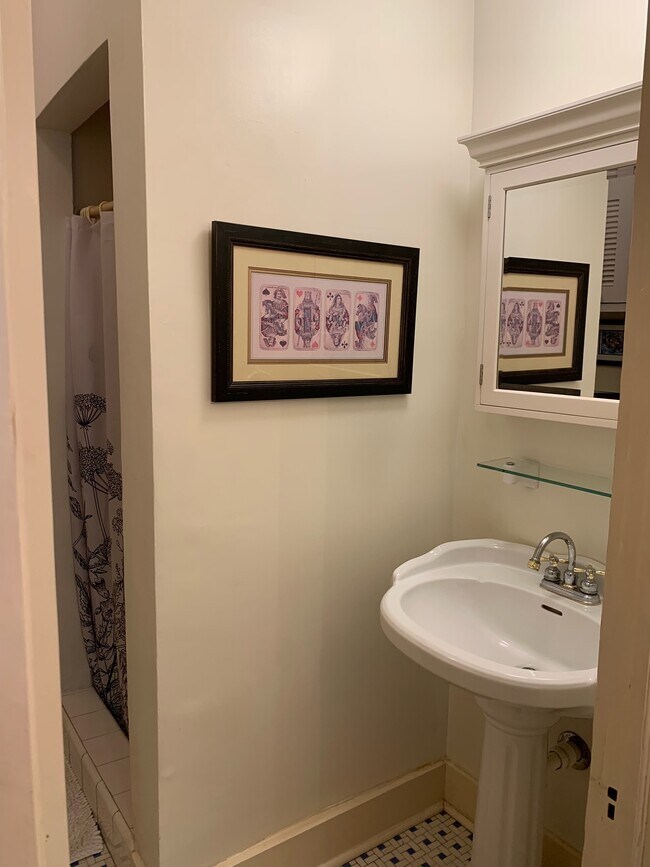 Baño con ducha de azulejos - 4036 Saint Charles Ave