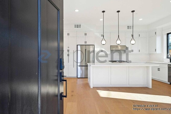 Foto del edificio - 1028 Brown Ave