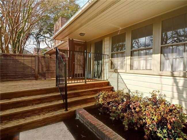 Building Photo - 2004 Meadowbrook Dr