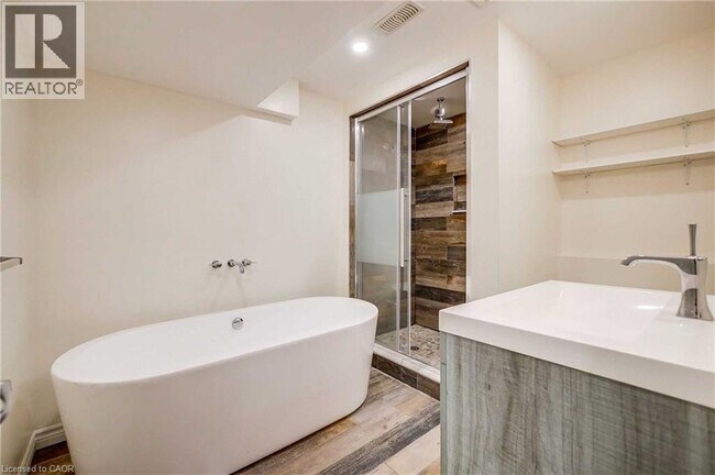 Photo du bâtiment - 196 Lena Crescent