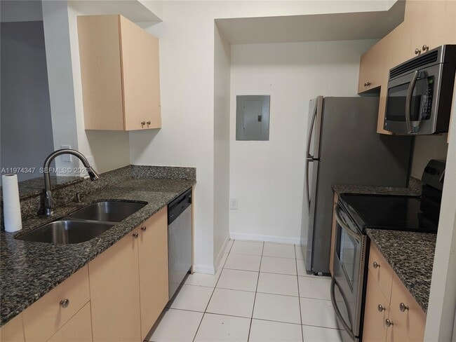 Foto del edificio - 2409 Centergate Dr