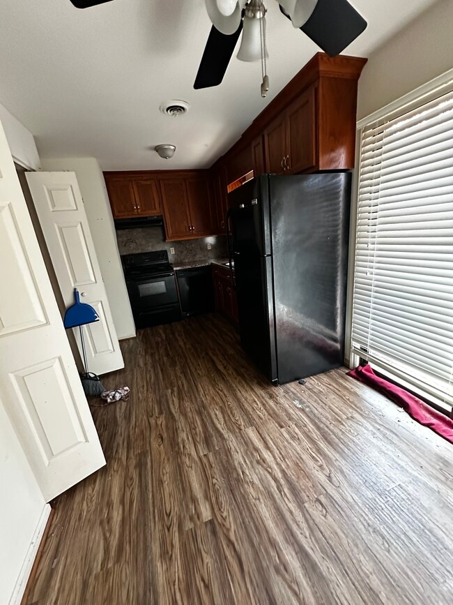 Building Photo - 930 Banks Rd