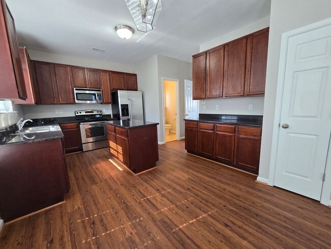 Building Photo - Two Story, 4 Bed, 2.5 Bath in the Stockbri...