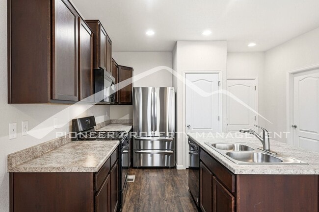 Foto del edificio - Spacious Townhouse with Central AC and Washer/Dryer