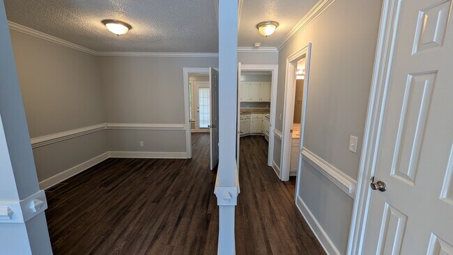 Vestíbulo y comedor - 318 Olde Towne Dr
