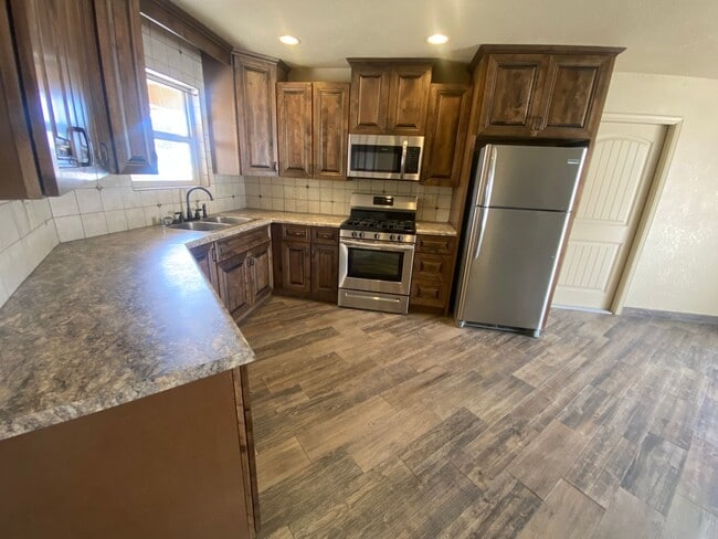 Building Photo - Adorable Home Centrally located in Loma He...