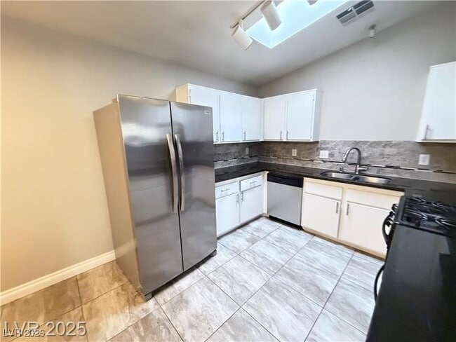 Building Photo - 1913 Poppy Hill St