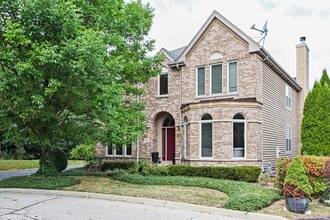 Building Photo - 800 Deroo Lp
