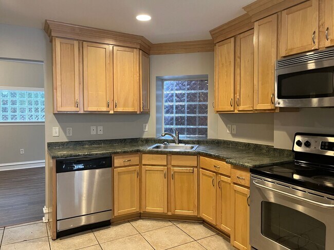 Foto del edificio - Spacious 4 Bedroom House in Southside Flats!