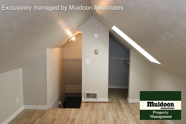 Building Photo - Recently updated 2 bed 1 bath 1.5 story home!