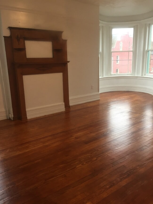 Foto del edificio - Spacious 2-3 Bedroom Historic Spacious Apartment near York College!