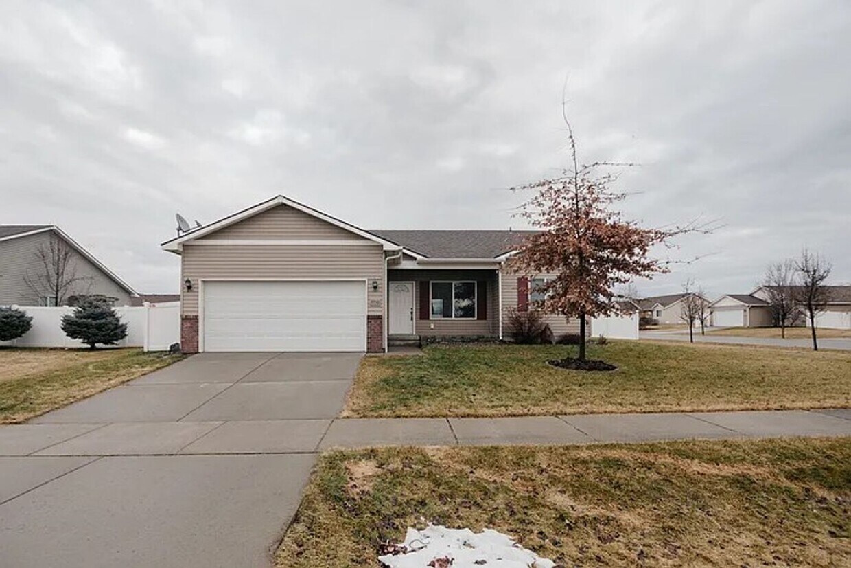 Primary Photo - Charming 3-Bedroom Single-Level Home on Sp...
